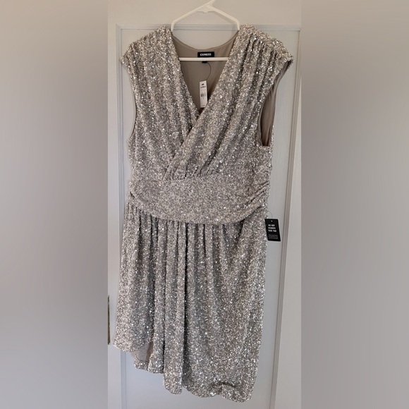 Sequin V-neck Cocktail Dress 🤩 - Picture 4 of 8